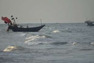 海上渔船在波涛中航行