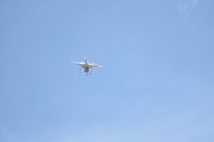 蓝天中飞行的小型飞机