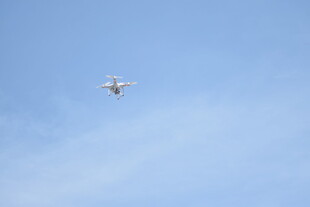 空中飞行的小型无人机