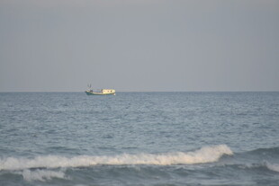 海上孤舟 碧波轻浪