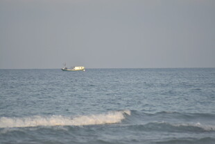 海上孤舟 碧波轻浪