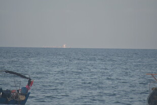 海上景象 远方有船只