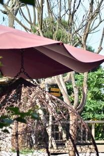 户外遮阳伞下的休闲场景