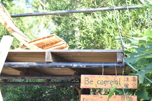 户外木质平台上的休闲角落