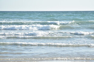 海浪翻涌的美丽海滨景色