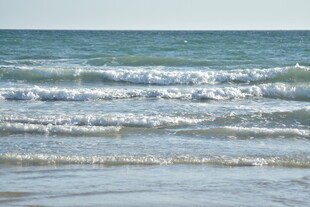 海边翻涌的白色浪花