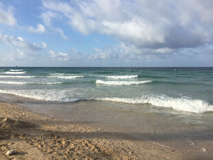 海边美景 海浪轻拍沙滩