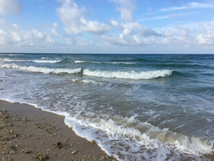 海边美景 海浪轻拍沙滩