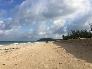 美丽沙滩与碧海蓝天景观