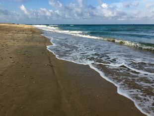 海边沙滩 海浪轻拍