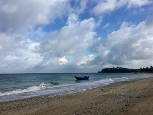 海边沙滩与远海小船