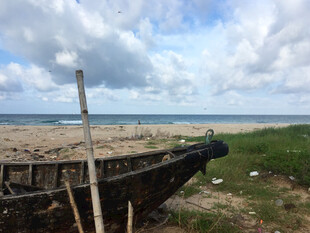 废弃渔船停靠在海边沙滩