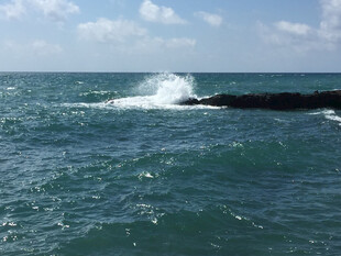 海浪拍打礁石的壮阔海景