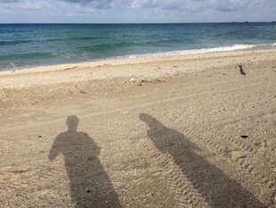 海滩上的两人影子