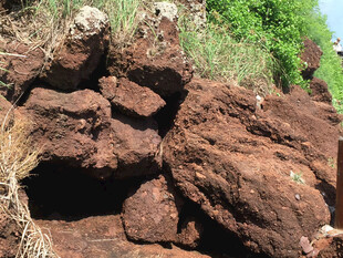 红褐色岩石堆景观