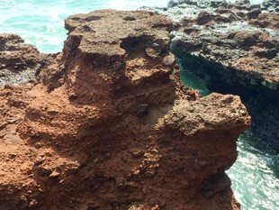 海边红褐色嶙峋岩石景观