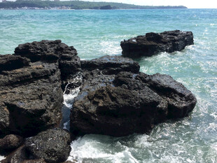 海边嶙峋礁石与碧蓝海水