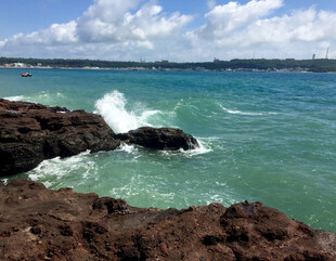 海边礁石与翻涌的海浪