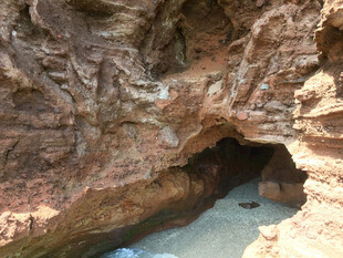 海边岩石洞穴景观