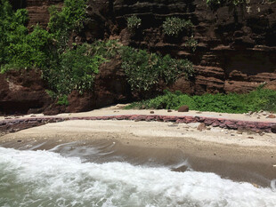 海岸边的沙滩与汹涌海浪