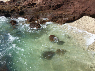 清澈海水与岸边礁石景观