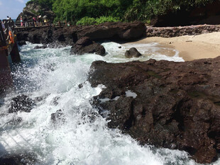 海浪拍打岸边礁石景观