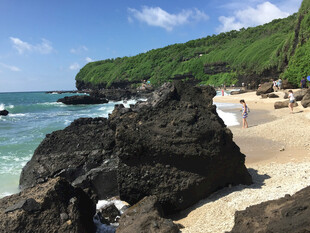 美丽海滨沙滩与礁石景观