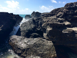 海边嶙峋礁石与翻涌海浪