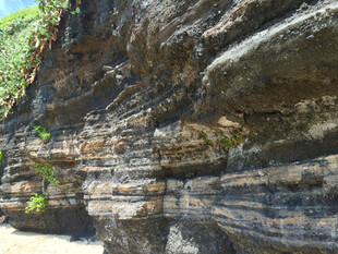 海岸边层叠的岩石景观