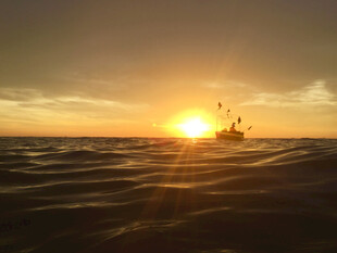 海上日落时的孤舟