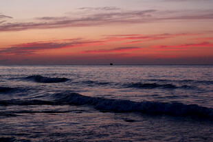 海边日落时分的浪漫海景