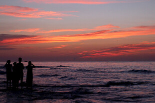 海边日落时的人群剪影