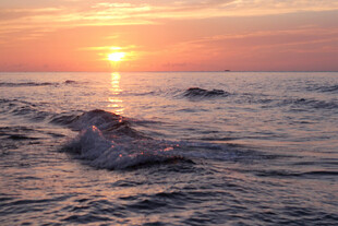 海边日落时分的美丽景象