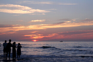 海边日落时的人群剪影