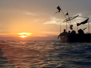 夕阳下的海上船只