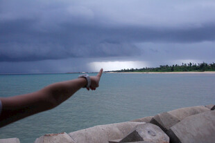 海边持物远眺的独特瞬间