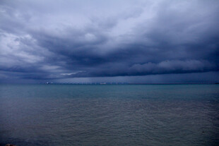 乌云笼罩下的广阔海面