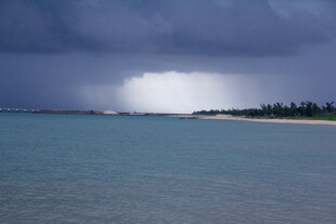 海上乌云下的风暴景观