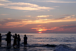 海边日落时的人群剪影