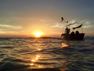 海上渔船伴夕阳美景