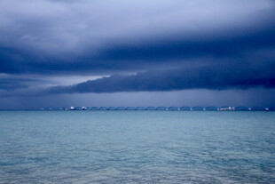 海上乌云密布的壮阔景象