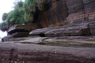 海岸边的嶙峋岩石景观