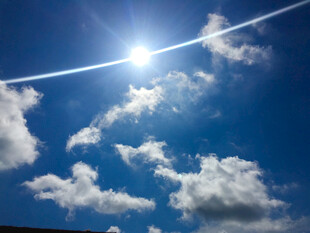 晴朗蓝天与耀眼阳光美景