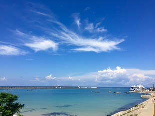 海滨美景 蓝天白云下的海岸