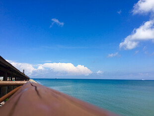 海边美景 漫步沙滩赏蓝天