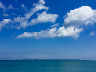 蓝天碧海间的悠然景致