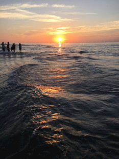 海边日落时的人群美景