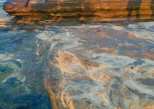 清澈水中的斑斓岩石