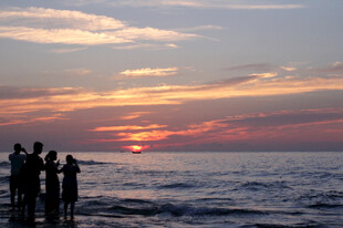海边日落时的人群剪影