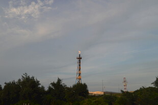 天际线中的高耸通信塔